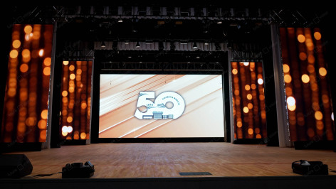 Светодиодный экран и кулисы на сцене, ДК «Кристалл»