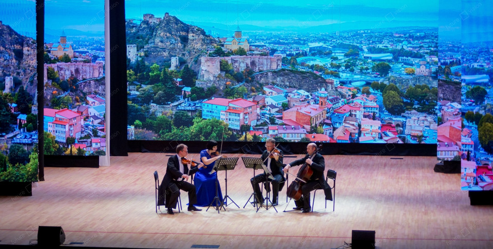 Светодиодные кулисы и экран для дома культуры