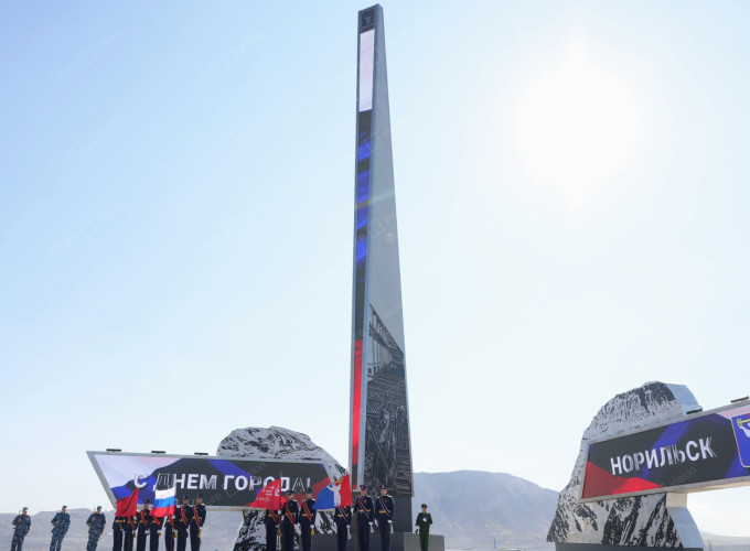 Нестандартные светодиодные экраны, стела «Город трудовой доблести»