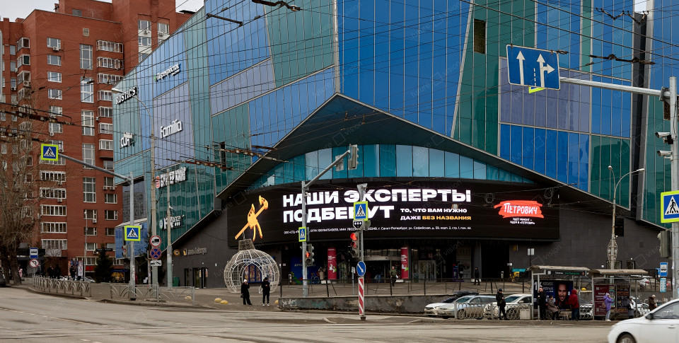Светодиодный медиафасад на торговом центре