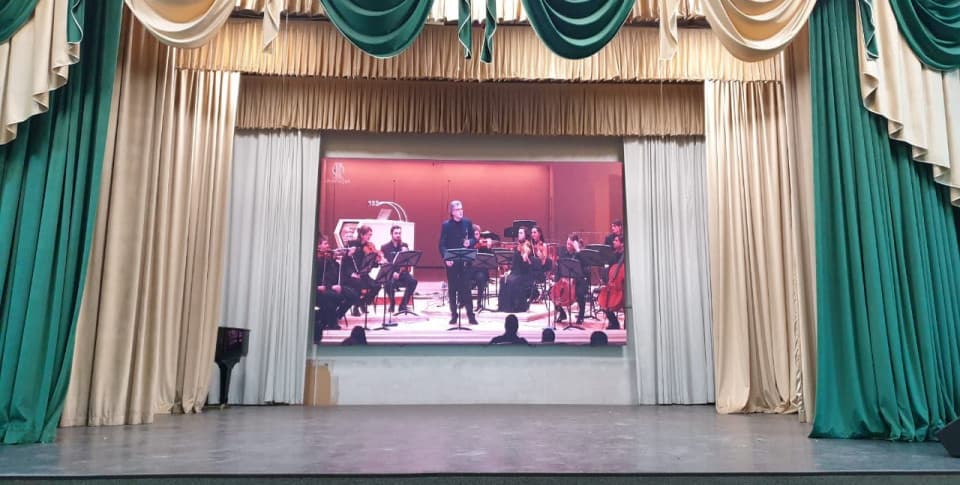 Фото экрана в актовом зале в Нижнеудинской детской школе
